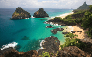 Vista aérea de uma das praias em Fernando de Noronha