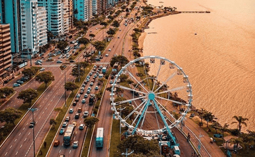 Vista aérea da orla da cidade de Florianópolis