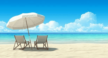 Praia de areia clara com duas cadeiras de descanso sob um grande guarda-sol branco, de frente para o mar azul com céu aberto e nuvens suaves ao fundo, ilustrando férias na praia