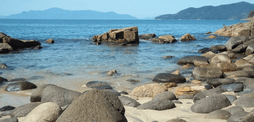 Praia do Cedro (Ubatuba) com pedras na areia no litoral norte de SP