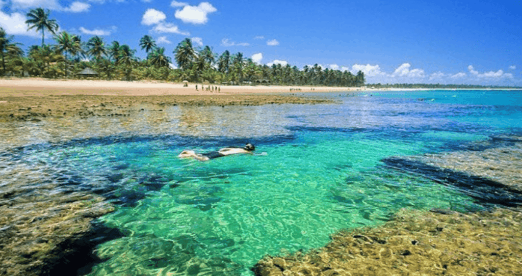 Foto de um mergulhador na Praia dos Espelhos com aguas transparentes