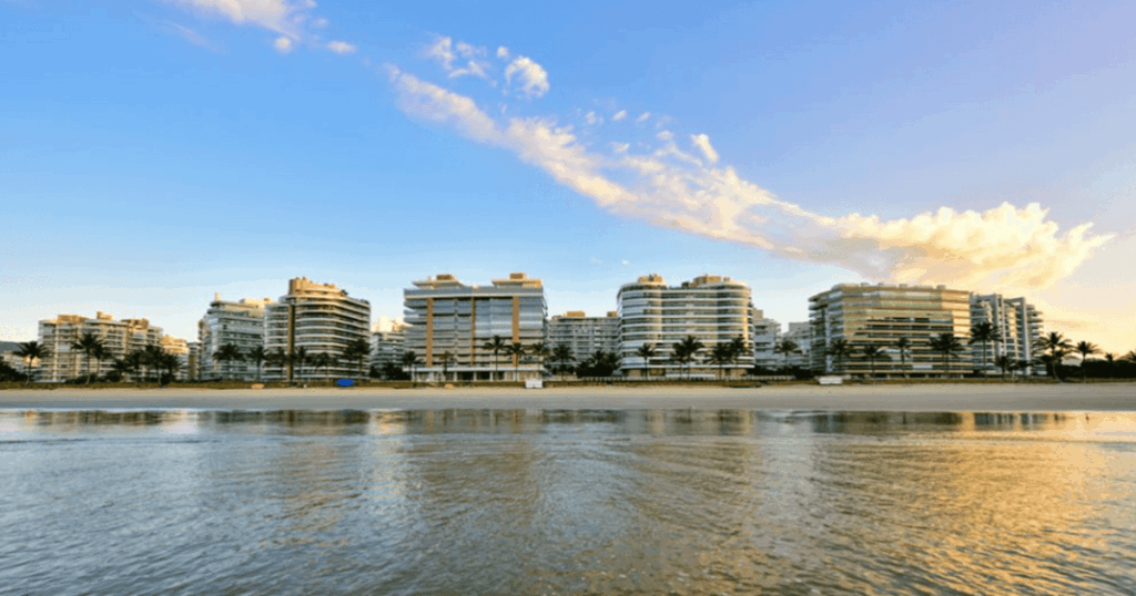Praia da Riviera de São Lourenço (Bertioga) mostrando prédios de luxo ao fundo