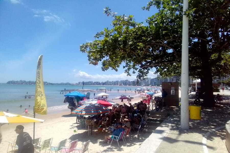 Praia do Morro 2026 em um dia ensolarado mostrando a ilhota com o Marlin