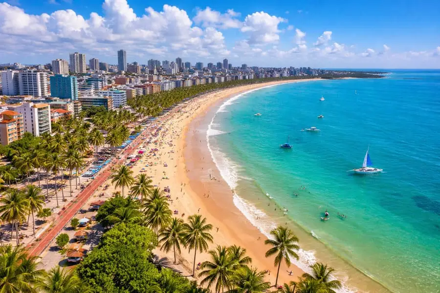 João Pessoa PB em 2026 com vista aérea da orla, praias urbanas tranquilas, mar azul e coqueiros, destino favorito dos brasileiros