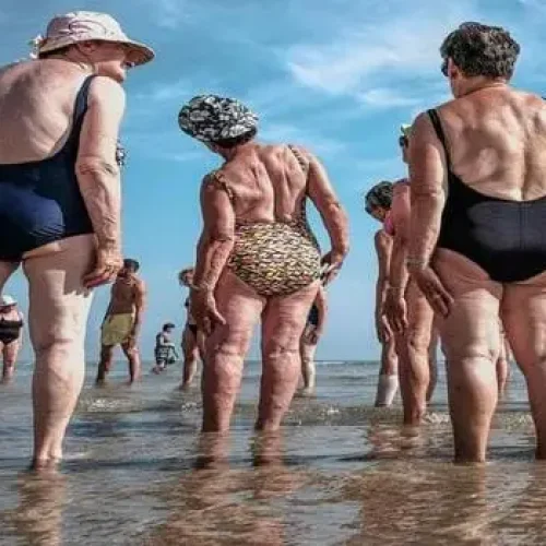 Grupo de pessoas idosas se exercitando na beira de uma praia: o melhor destino para a terceira idade