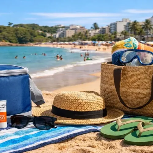 O que levar para praia em Guarapari: bolsa de praia com protetor solar, água, chapéu e itens essenciais à beira-mar