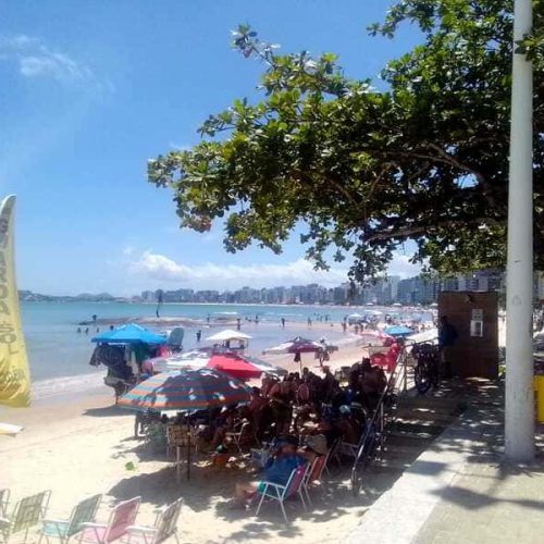 Praia do Morro 2026 em um dia ensolarado mostrando a ilhota com o Marlin