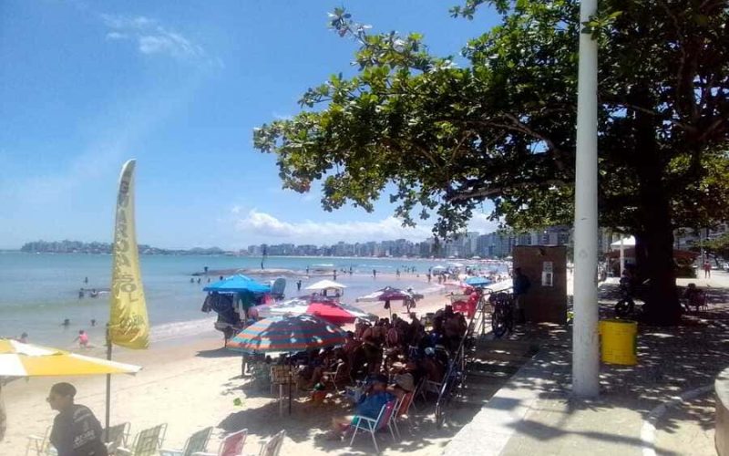 Praia do Morro 2026 em um dia ensolarado mostrando a ilhota com o Marlin