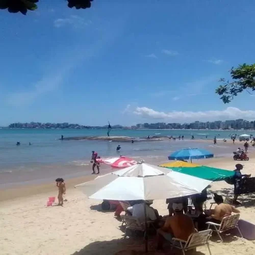 Foto da orla da Praia do morro, a 'Praia de Mineiro" com dia de sol com imagem do Marlin