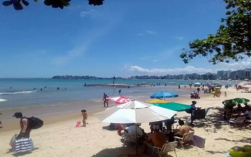 Foto da orla da Praia do morro, a 'Praia de Mineiro" com dia de sol com imagem do Marlin