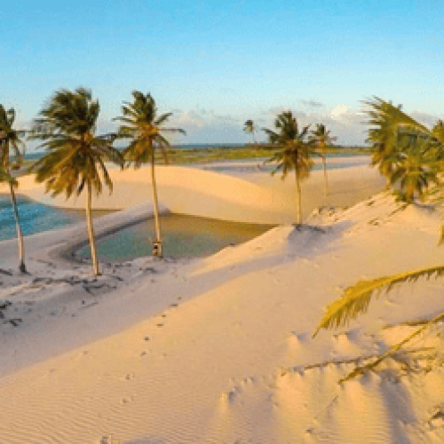Paisagem de dunas, lagoas e coqueiros representando as belezas naturais em Viagens e Turismo no Litoral do Ceará.