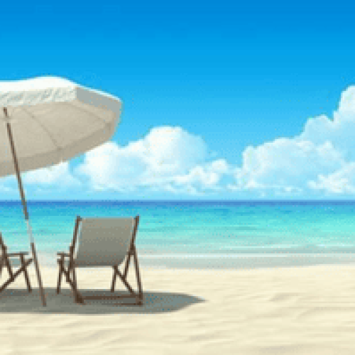 Praia de areia clara com duas cadeiras de descanso sob um grande guarda-sol branco, de frente para o mar azul com céu aberto e nuvens suaves ao fundo, ilustrando férias na praia