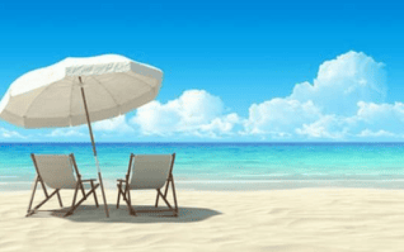 Praia de areia clara com duas cadeiras de descanso sob um grande guarda-sol branco, de frente para o mar azul com céu aberto e nuvens suaves ao fundo, ilustrando férias na praia